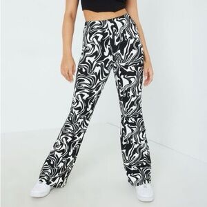 2/$15 Garage black & white flats pants